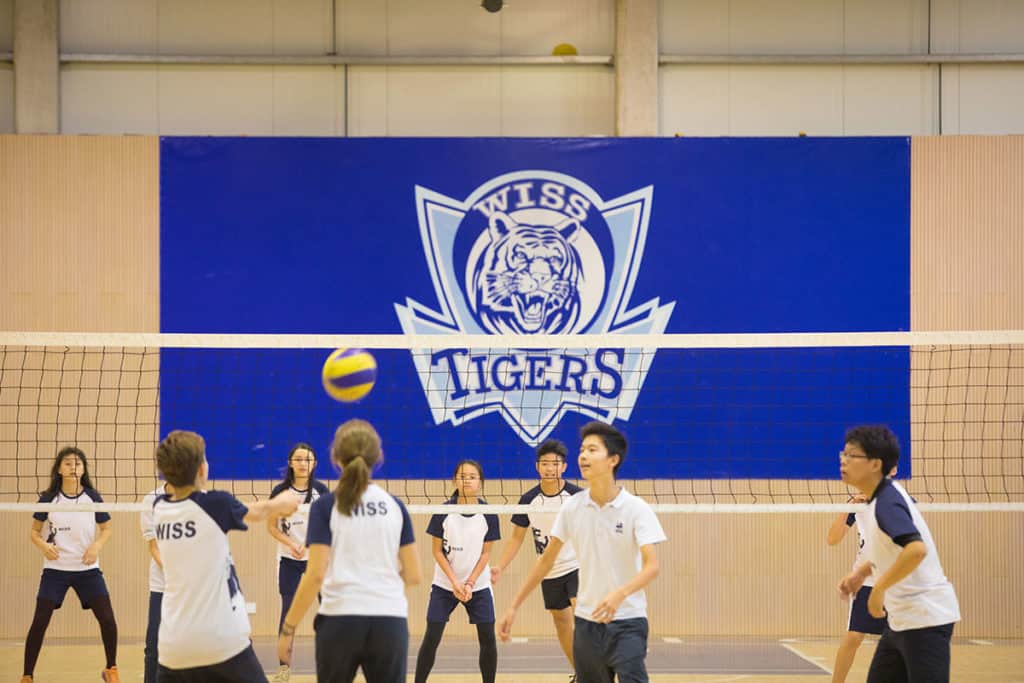 WISS studenten spelen volleybal