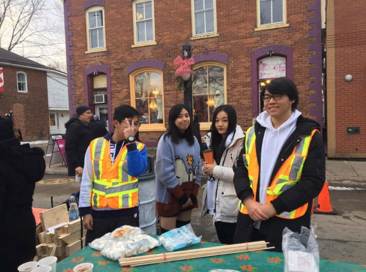 Los estudiantes de la escuela secundaria de Ontario participan en el servicio comunitario