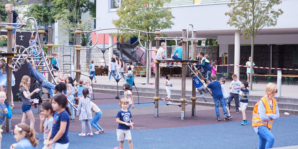 As crianças escolheram sua escola favorita com base no playground
