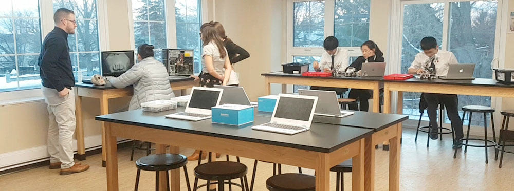 Computer-Science-Class-at-Fulford-Academy-best-school-canada
