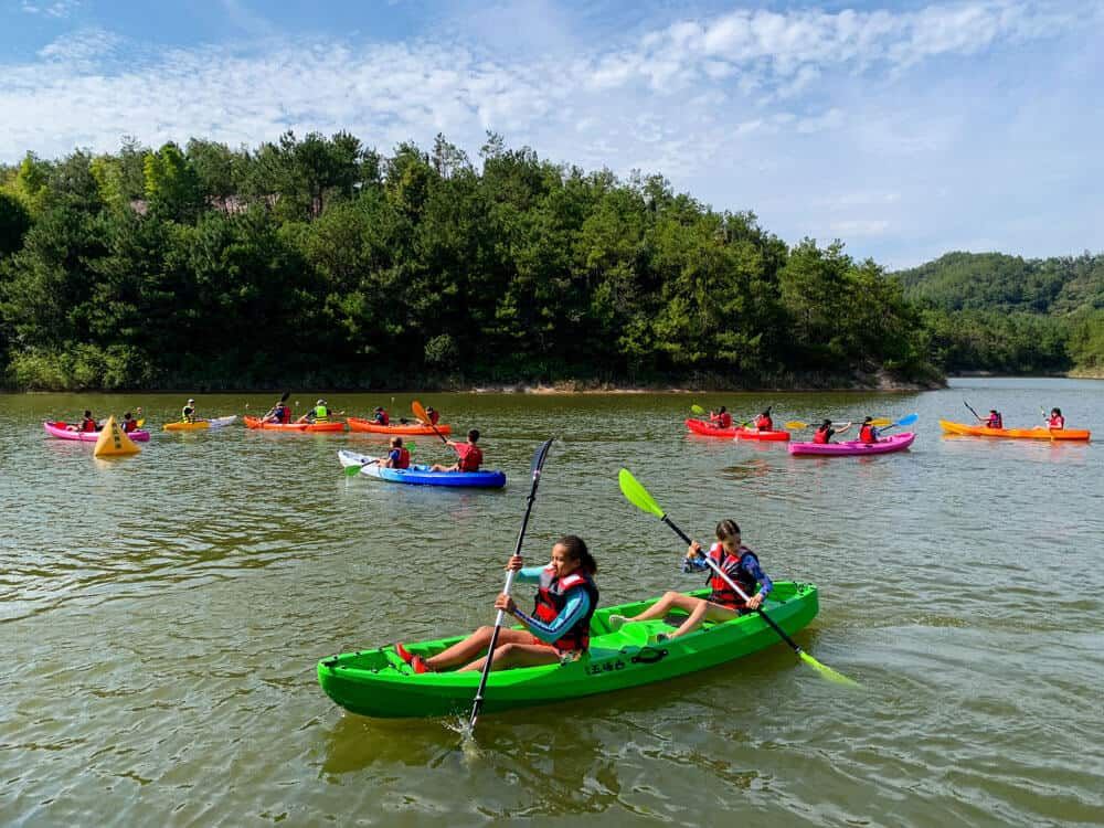 Children who love to read are children who succeed. kids_love_to_read Connecting to Amazing Host Culture with unique China Trips | World Schools