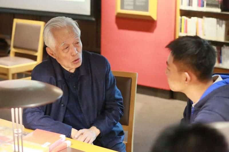 Historian Yan Chongnian speaks with students