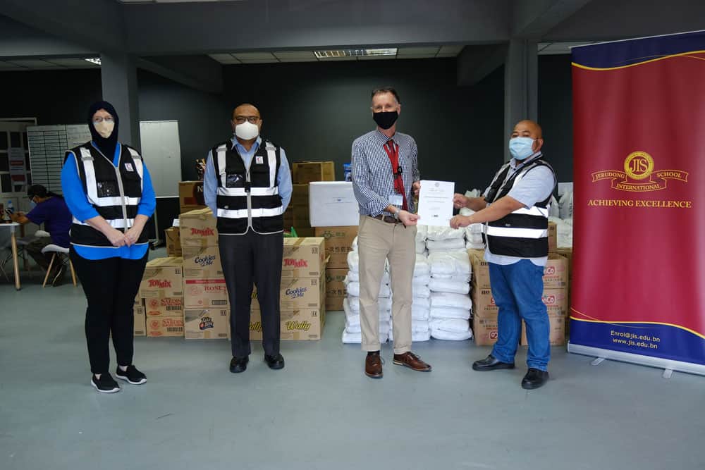  722-img6-JIS-brunei-donates-to-brunei-red-crescent JIS Brunei donates to Brunei Red Crescent