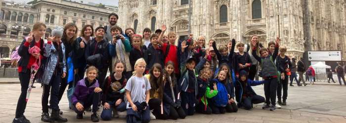 Latest news from TASIS - October, 2022 24 A diverse group of students and teachers visiting historical landmarks during an educational school trip.