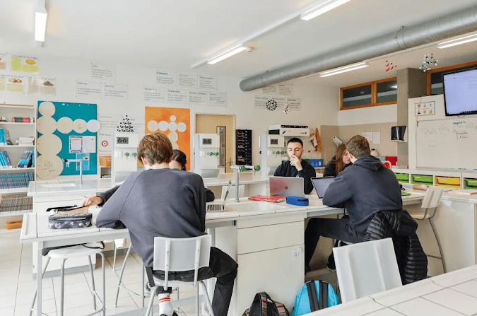 Haut-Lac-International-Bilingual-School_Secondary_Class - Marketing Campus