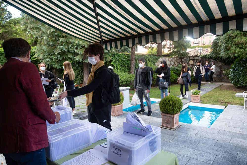 This Month at TASIS: September 2020 1 Students registering at the World Schools event outdoors, maintaining social distancing and safety protocols.