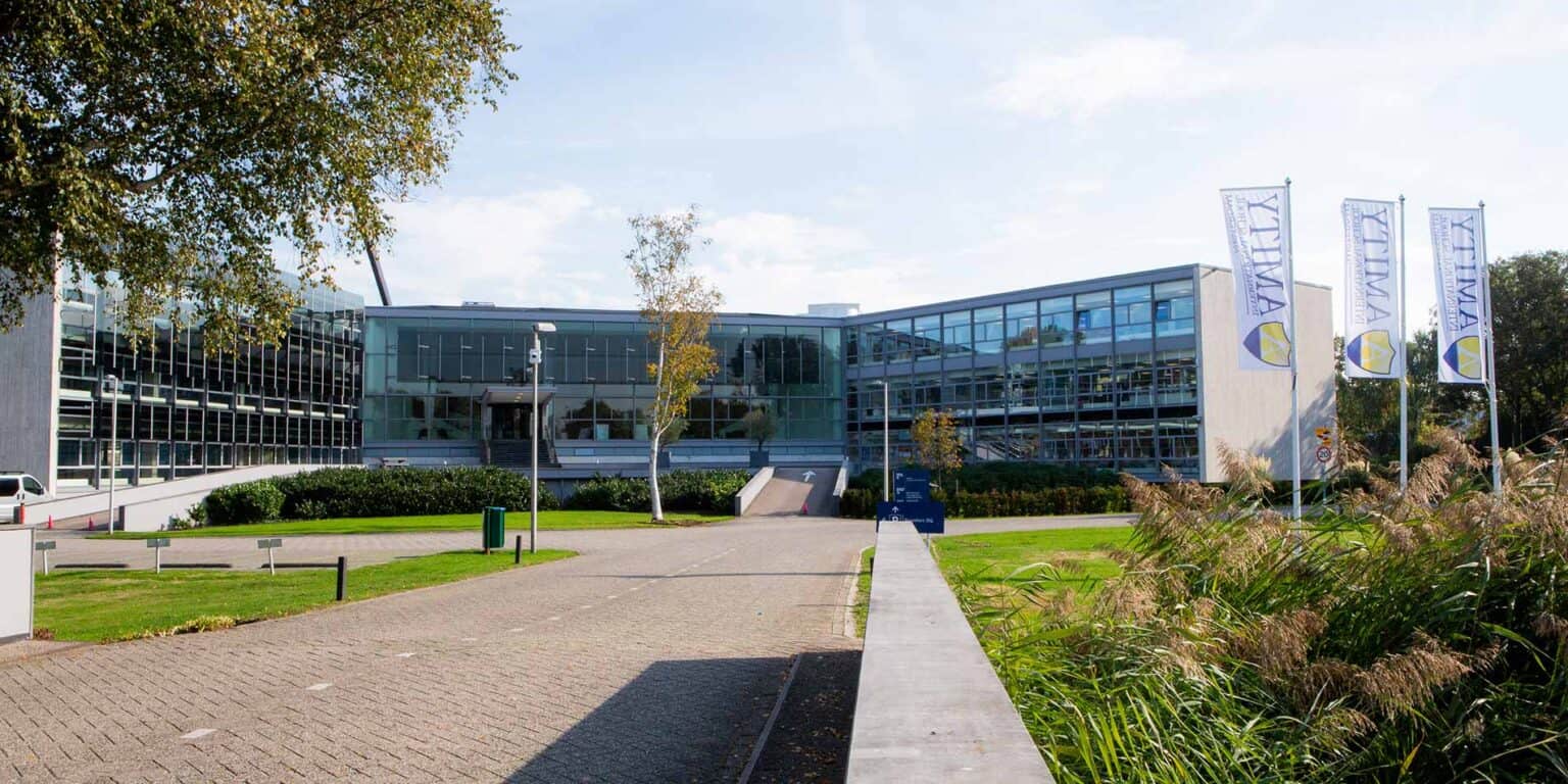 现代化的国际学校校园,玻璃建筑,绿树成荫,强调优质教育。.