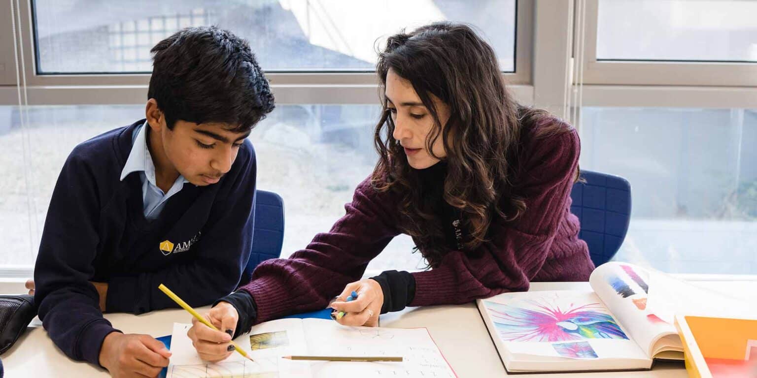 创新世界学校的学生在现代化的教室环境中合作开展创意艺术项目。.