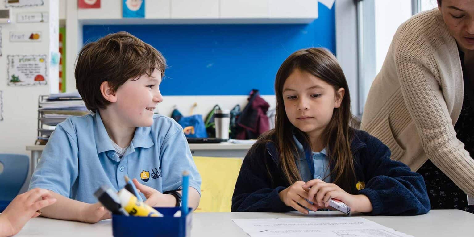 在现代学校环境中与不同的学生共同学习的课堂场景引人入胜。.