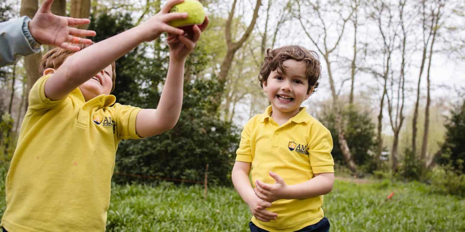 聪明的小学生在世界学校进行户外活动,开展寓教于乐的活动。.