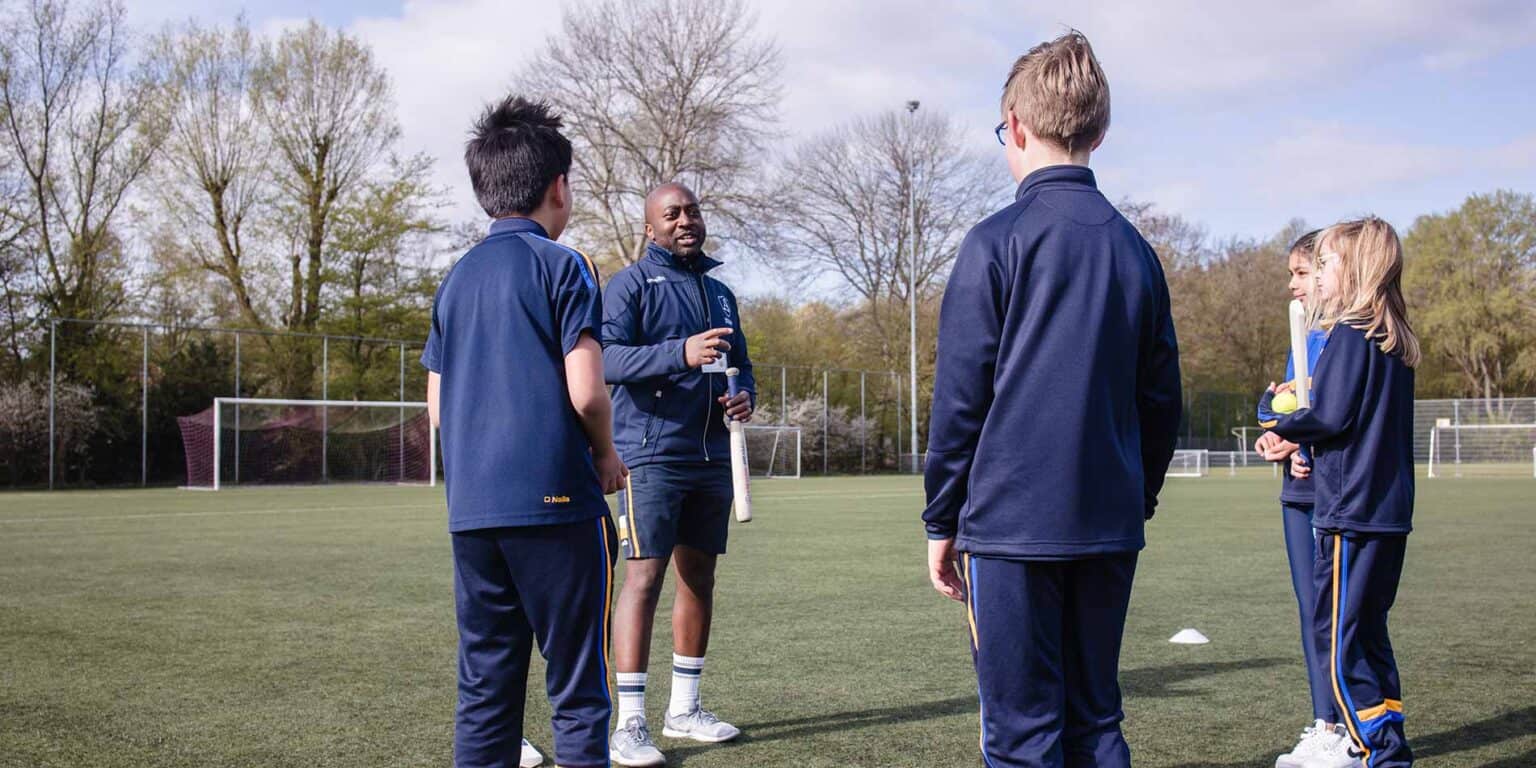 让学生参与世界学校运动场的户外运动练习。.