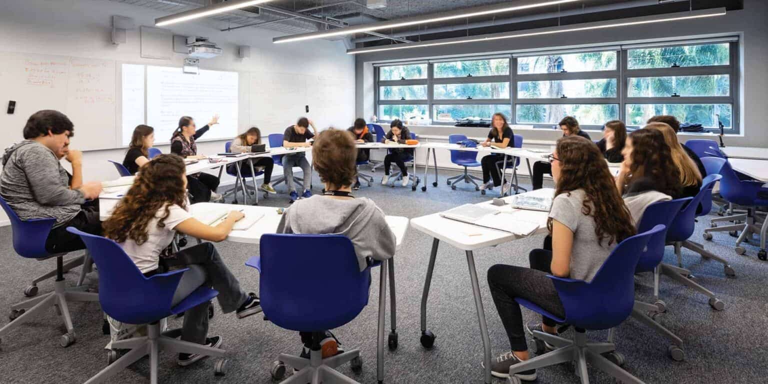 Uczniowie w nowoczesnej klasie angażują się we wspólne działania edukacyjne.