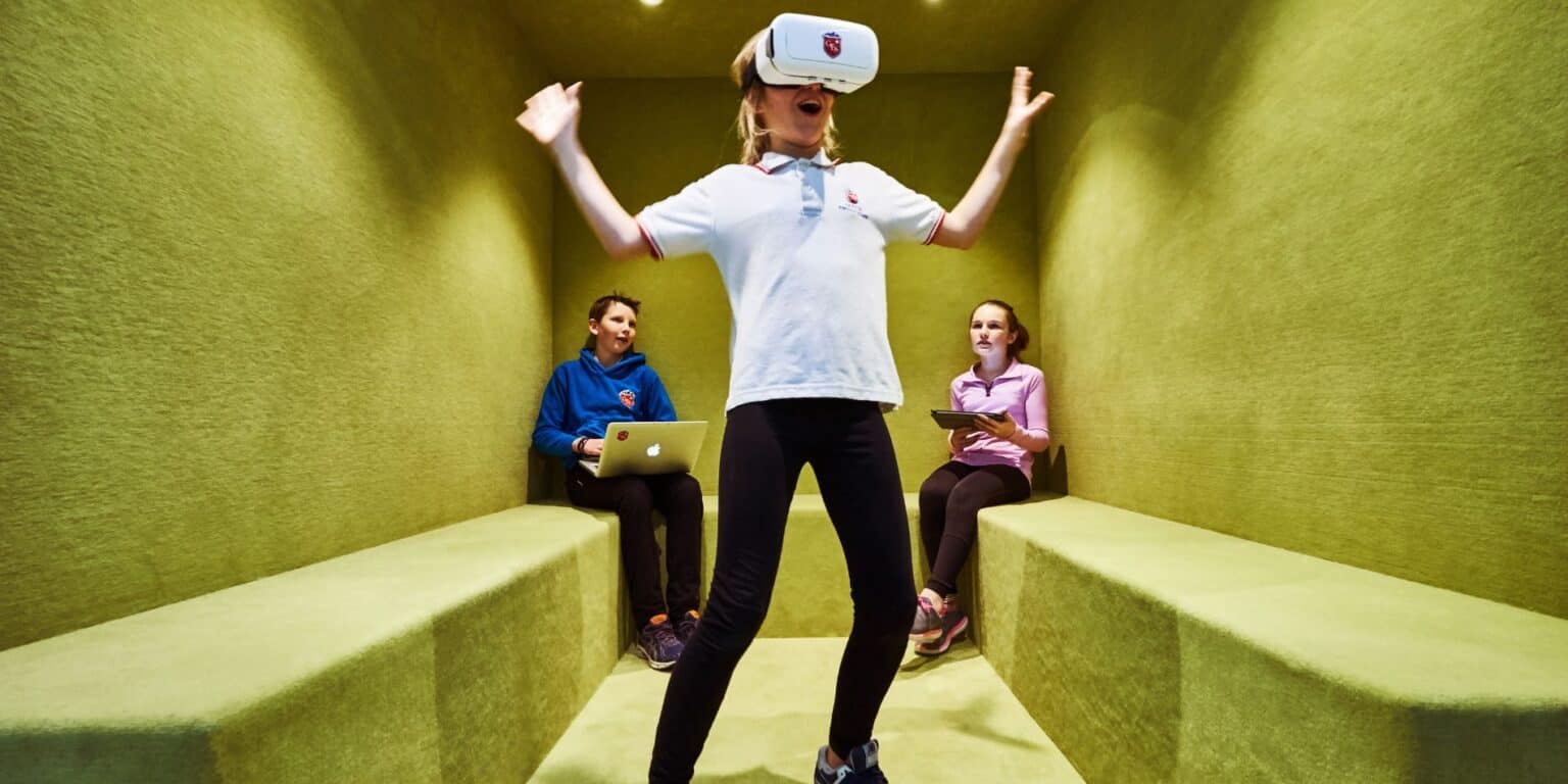 Responsive virtual reality experience for students in a modern school environment.