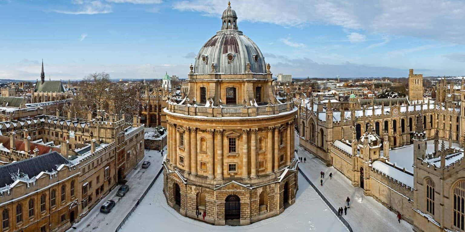 Historische Oxford University Radcliffe Camera in de winter, besneeuwde architectuur en schilderachtige uitzichten over de stad.
