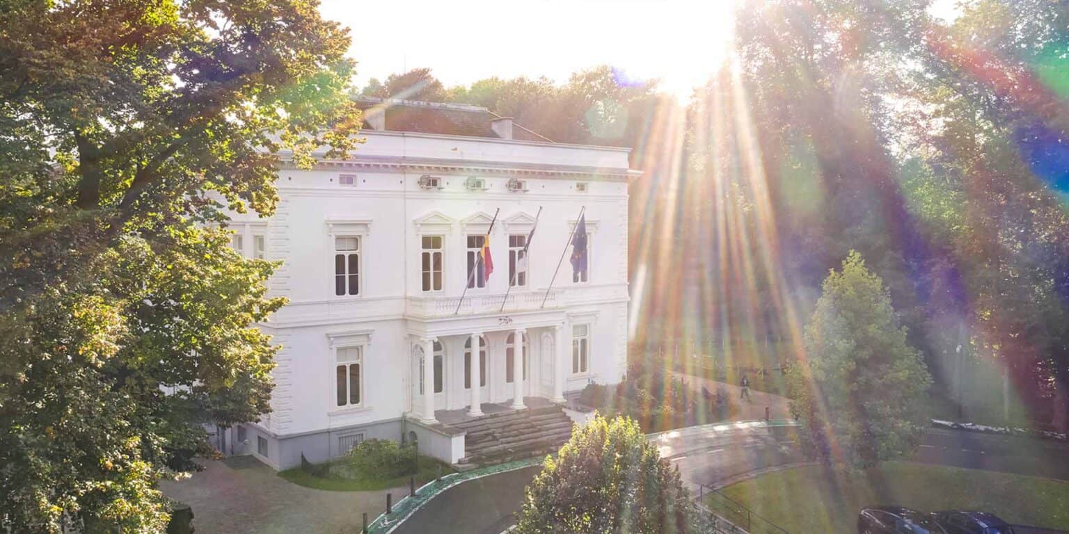 白を基調としたエレガントで歴史ある校舎は、陽光と豊かな緑に包まれ、国際教育に理想的な環境です。.