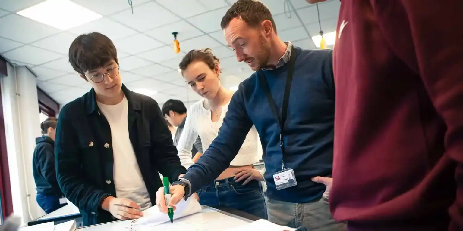 Innowacyjne środowisko uczenia się w prestiżowej międzynarodowej szkole promującej zaangażowanie uczniów.