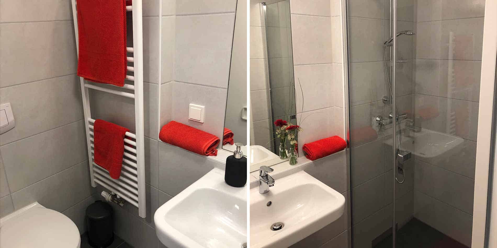 Moderno cuarto de baño escolar con elegantes accesorios, azulejos limpios y un diseño funcional, perfecto para la comodidad e higiene de los estudiantes.