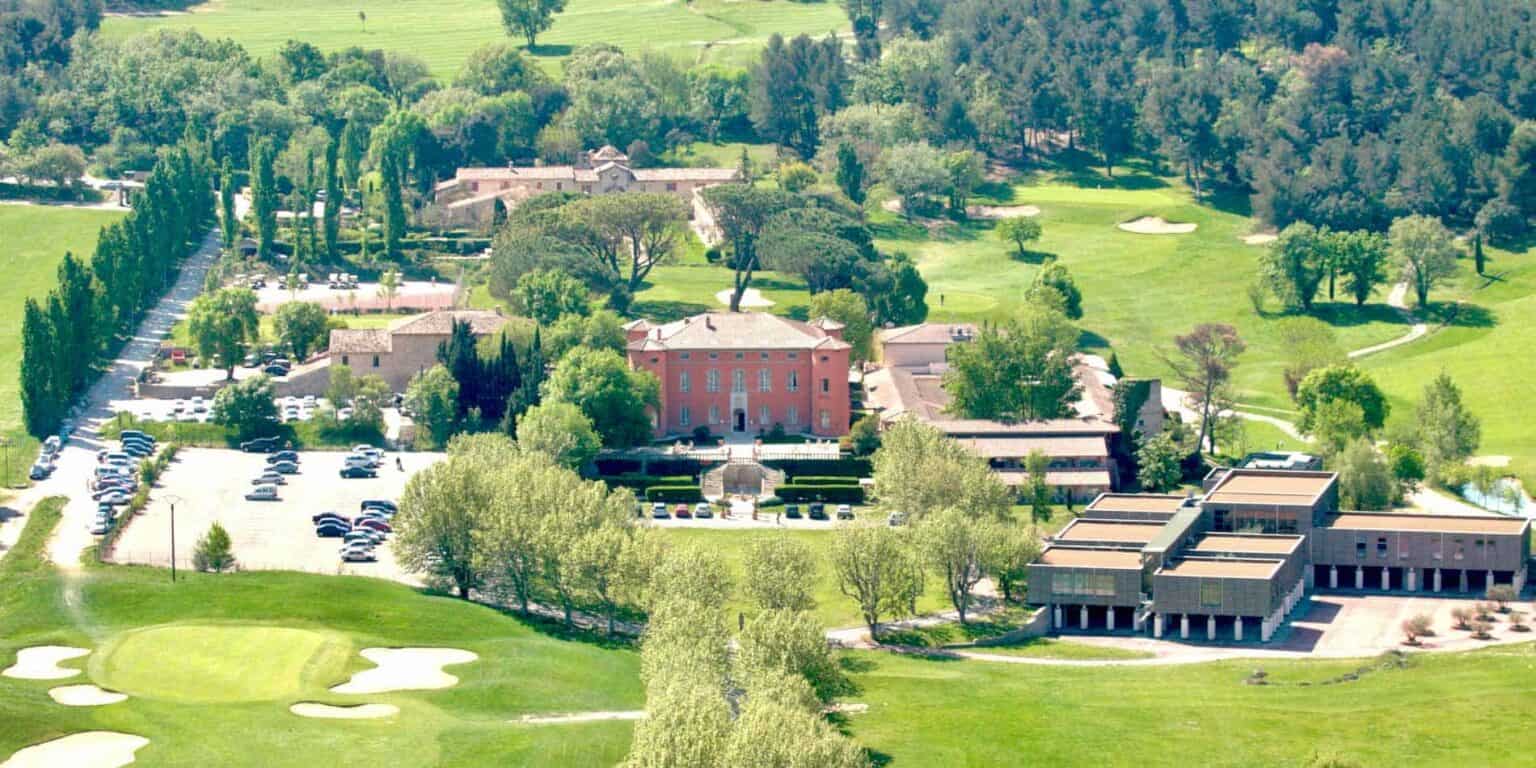 现代化的国际学校校园,绿树成荫,停车设施齐全。.