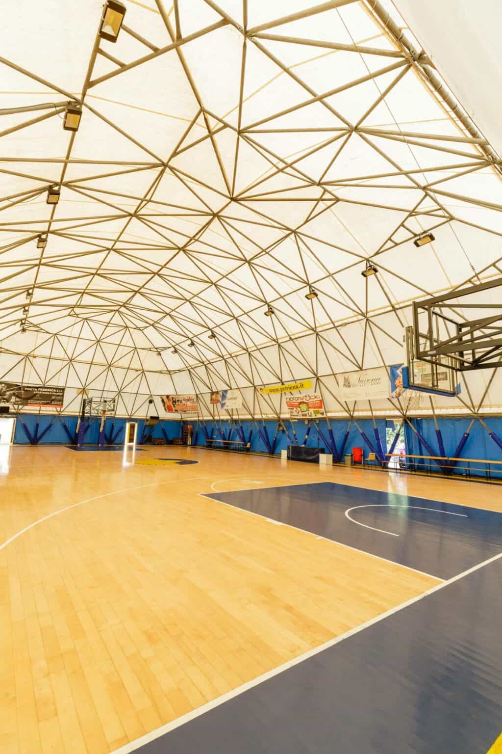 Campo da basket coperto in una struttura scolastica mondiale.