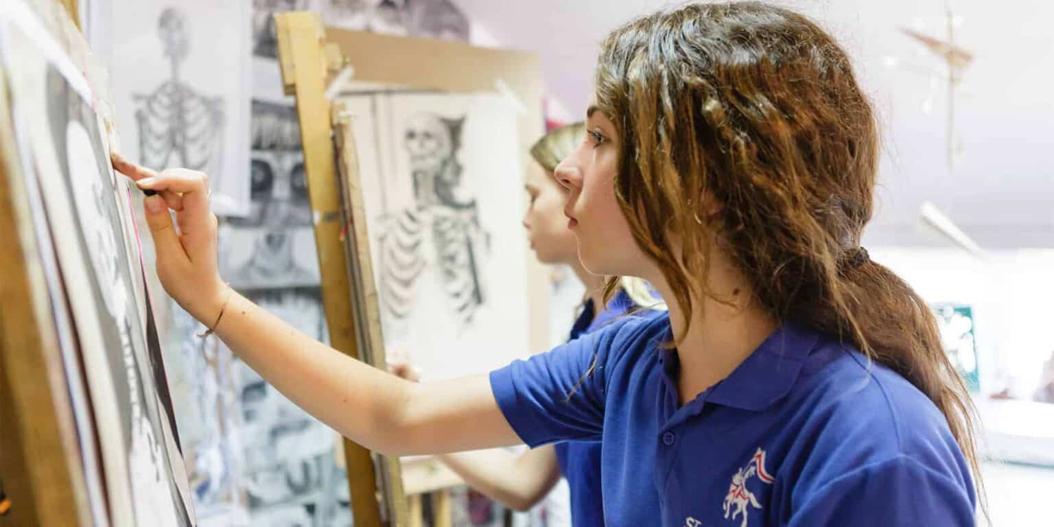 Studentesse brillanti che disegnano diagrammi scientifici durante la lezione di arte a scuola.