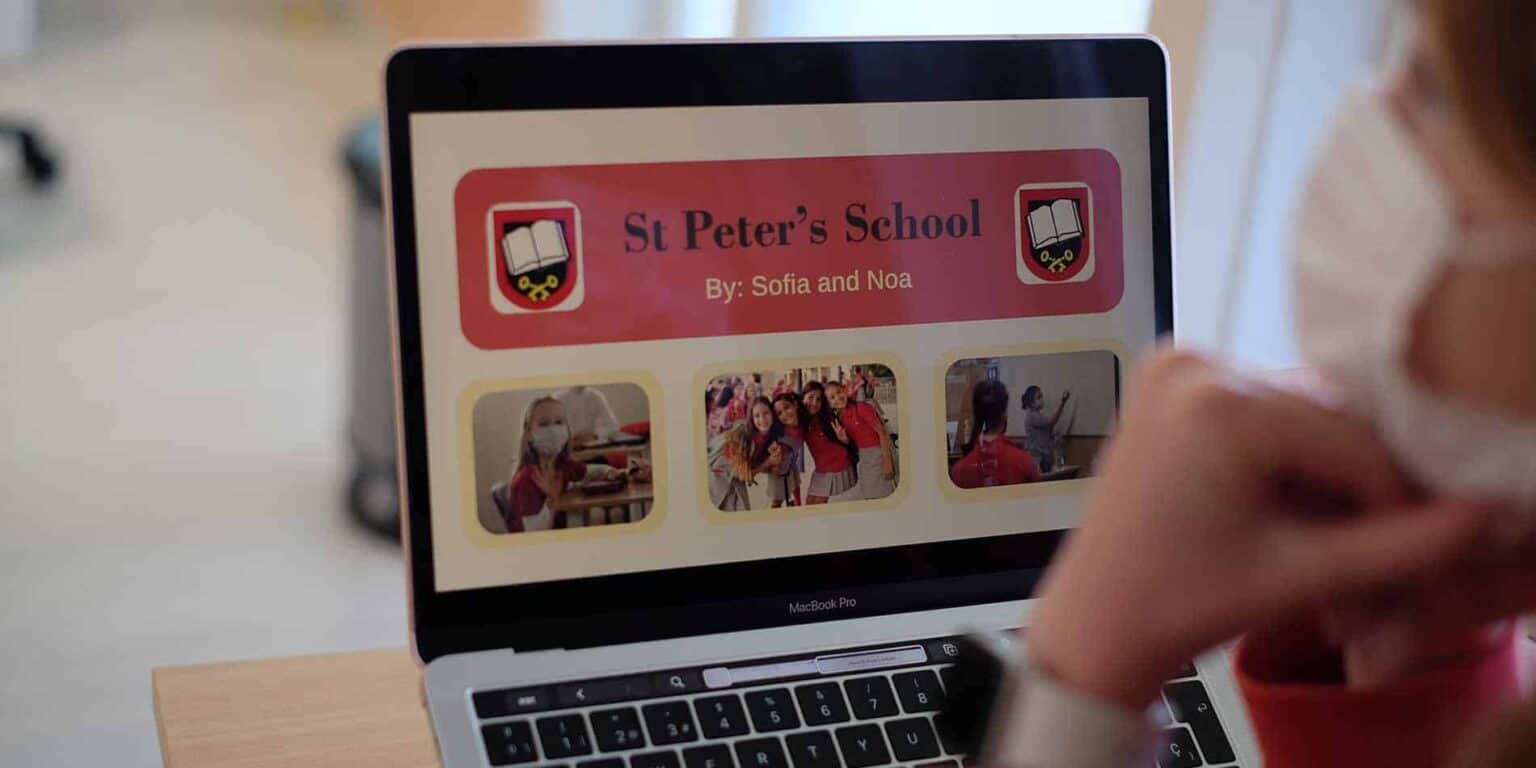 Dünya Okulları için bir okul projesini gösteren, öğrenci çalışmalarını ve okul etkinliklerini sergileyen eğitici tablet.