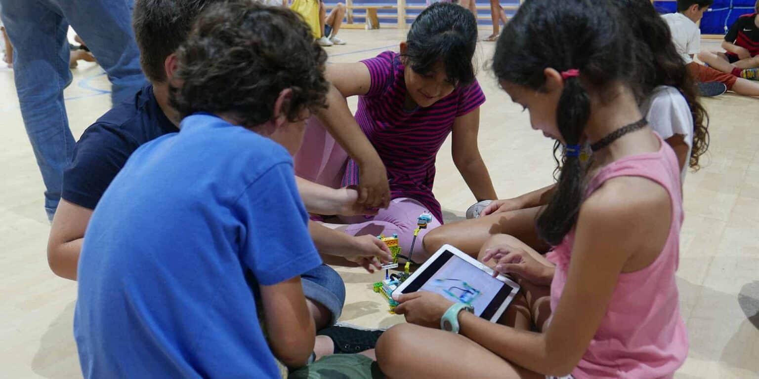 Farklı öğrencilerin robotik ve teknoloji öğrenimi ile uğraştığı bir Dünya Okulları programında interaktif sınıf etkinlikleri.