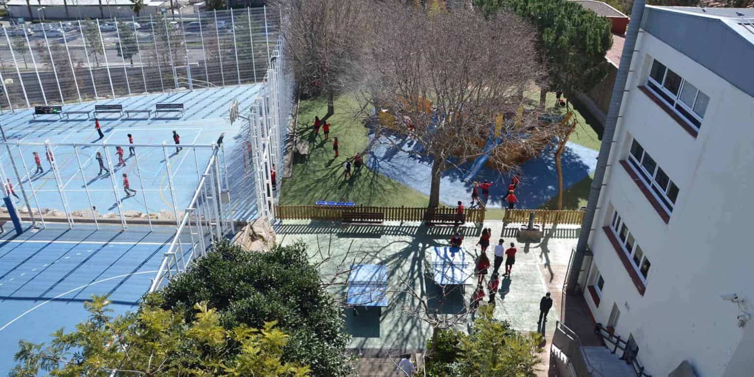 Dünya Okulları kampüsünde spor sahası ve oyun alanında oynayan çocuklar, açık hava eğitimi, öğrenci etkinliği, okul tesisleri, okul bahçesi.