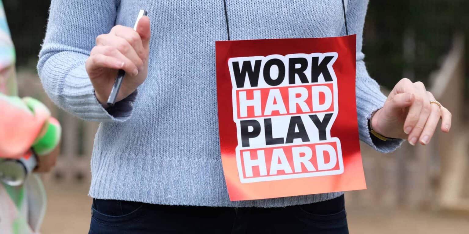 Dünya okullarında sıkı çalışma öğrencileri motive ediyor; başarı için ilham verici bir eğitim ortamı.