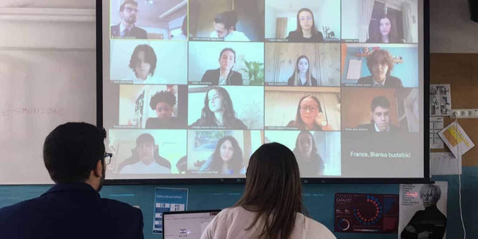 Görüntülü arama yoluyla sanal bir uluslararası okul konferansına katılan öğrenciler.