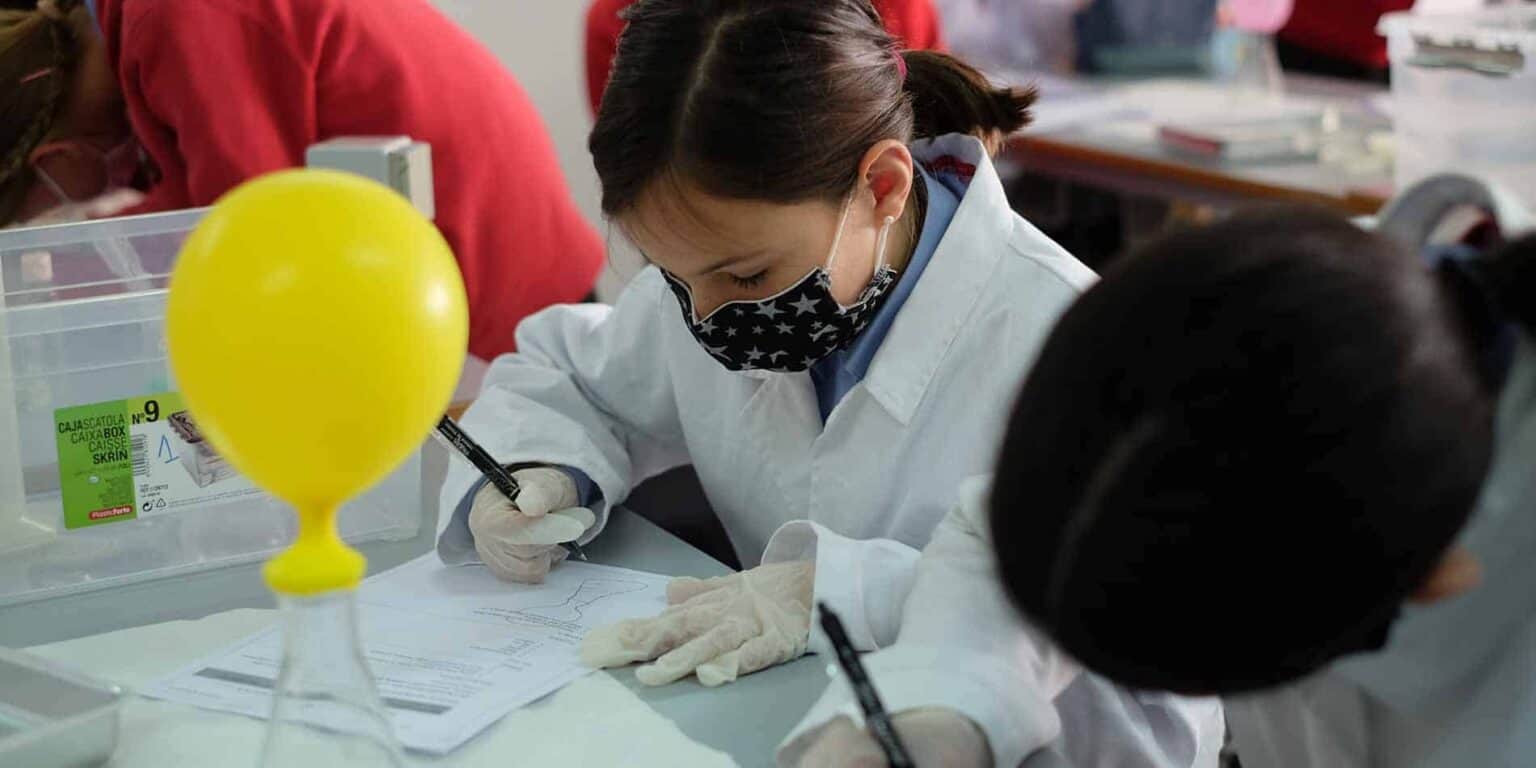 Yenilikçi öğrenciler, optimum eğitim mükemmelliği için Dünya Okullarında bilim deneyleri yapıyor.