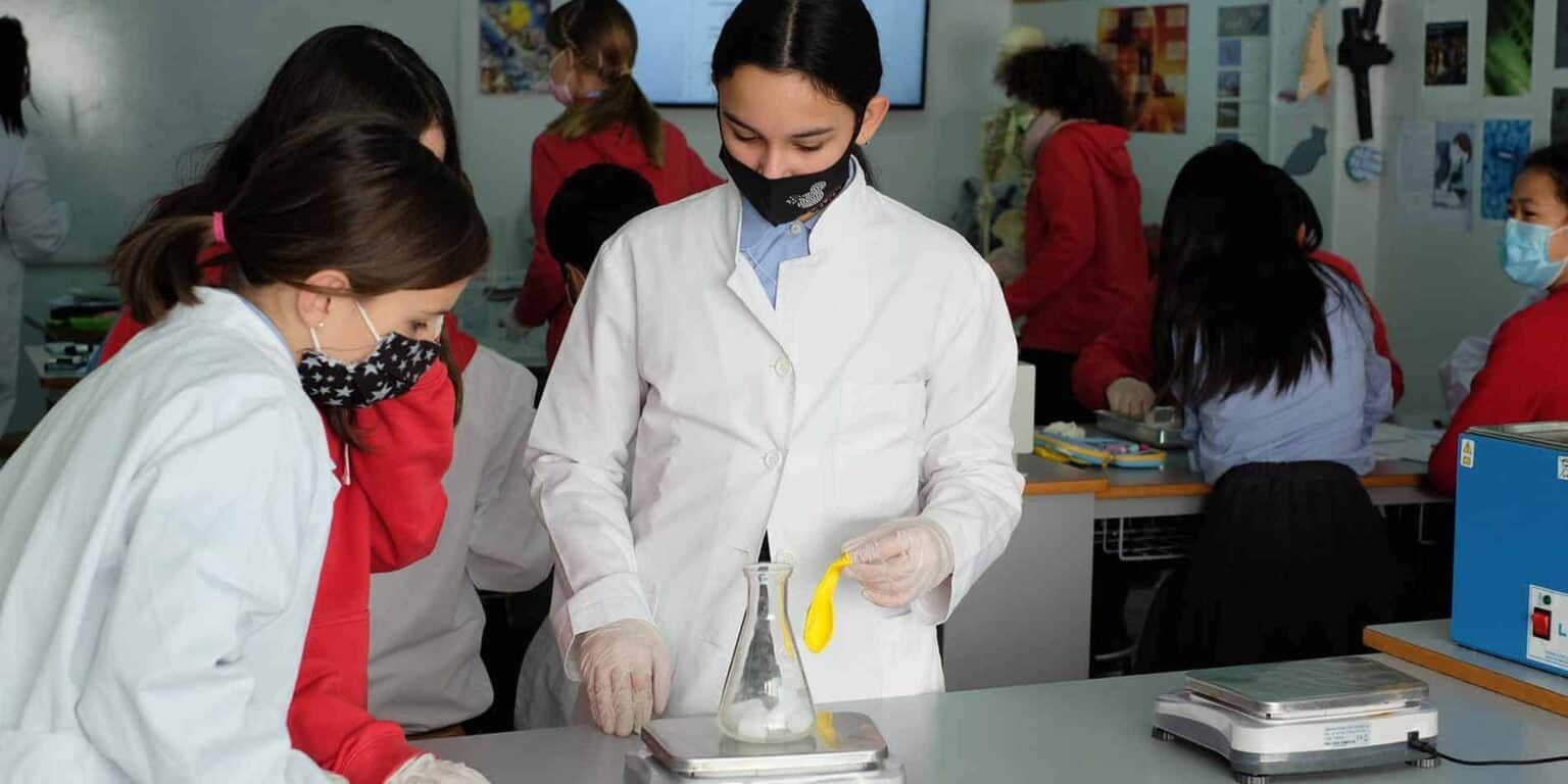 Yenilikçi öğrenciler Dünya Okulları'ndaki modern bir sınıfta fen deneyleri yapıyor.