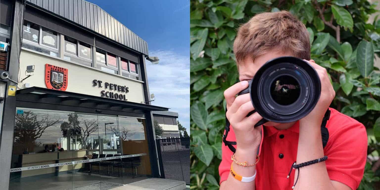 Peter's Okulu'nda cam girişli ve okul amblemli modern okul binası dış cephesi.