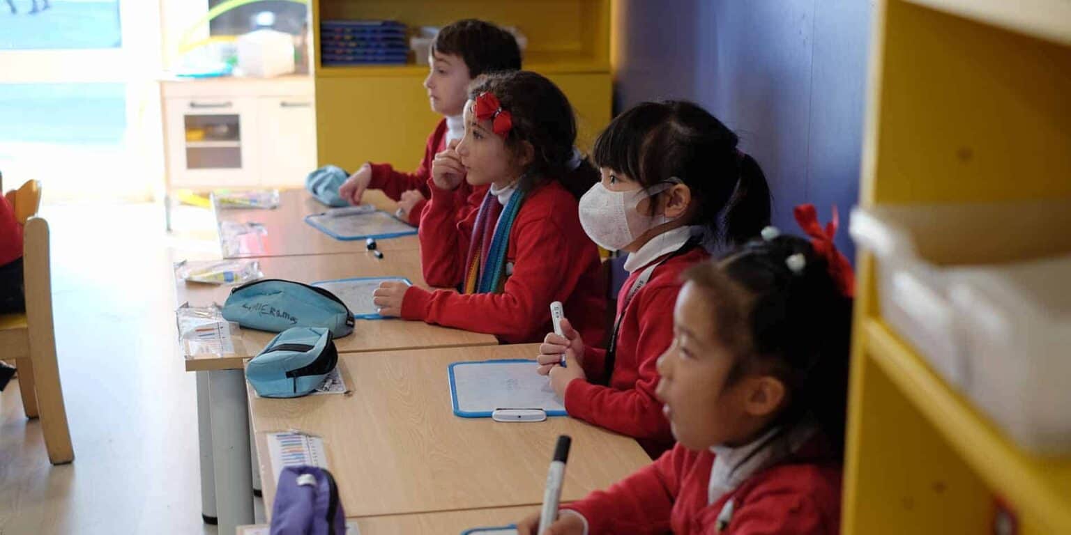 Dünya Okulları'nda eğitim faaliyetlerine katılan sınıflardaki modern ve farklı öğrenciler.