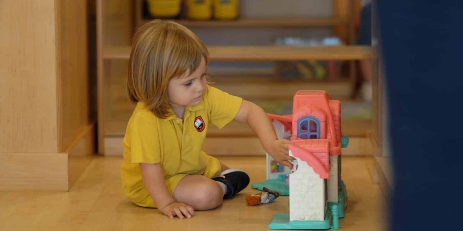 Öğrenme ortamında renkli okul öncesi oyuncak evi.