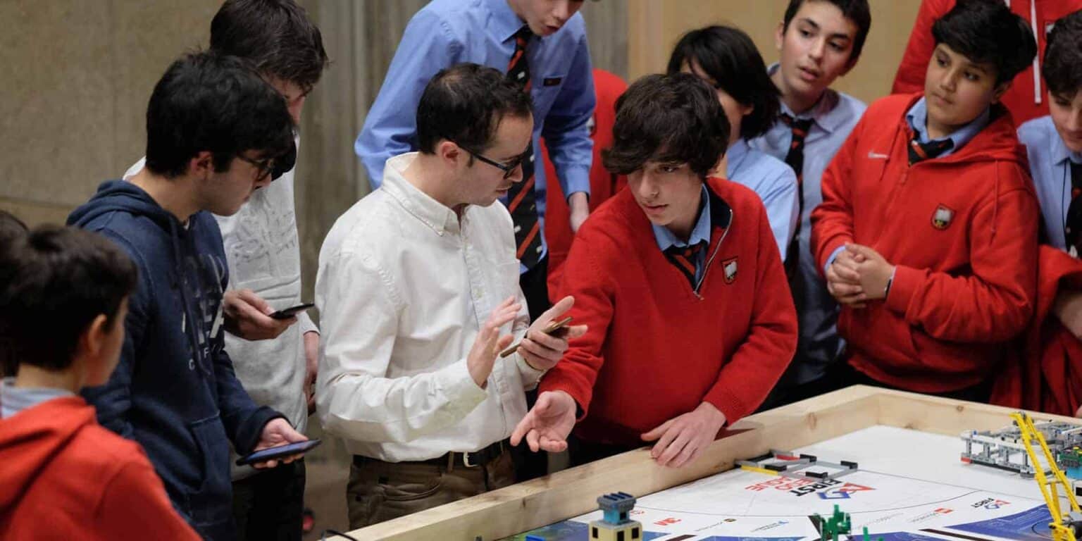 Bir dünya okulunda robotik yarışmasına katılan yenilikçi öğrenciler.