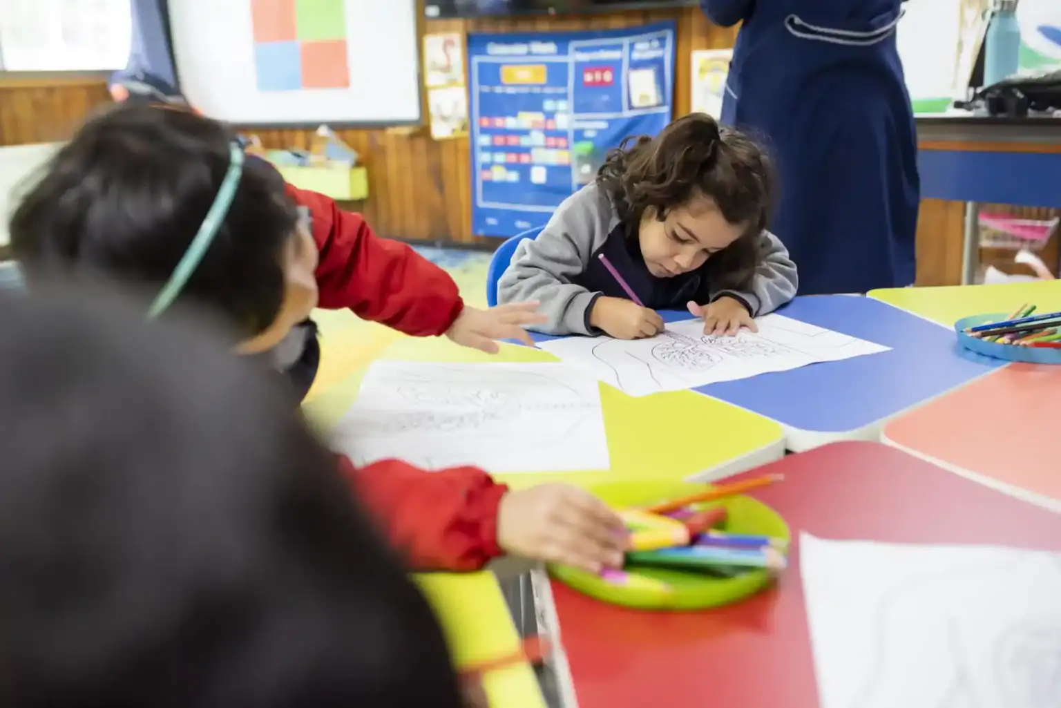 アメリカの教室で創造的な活動に取り組む高校生たち。.