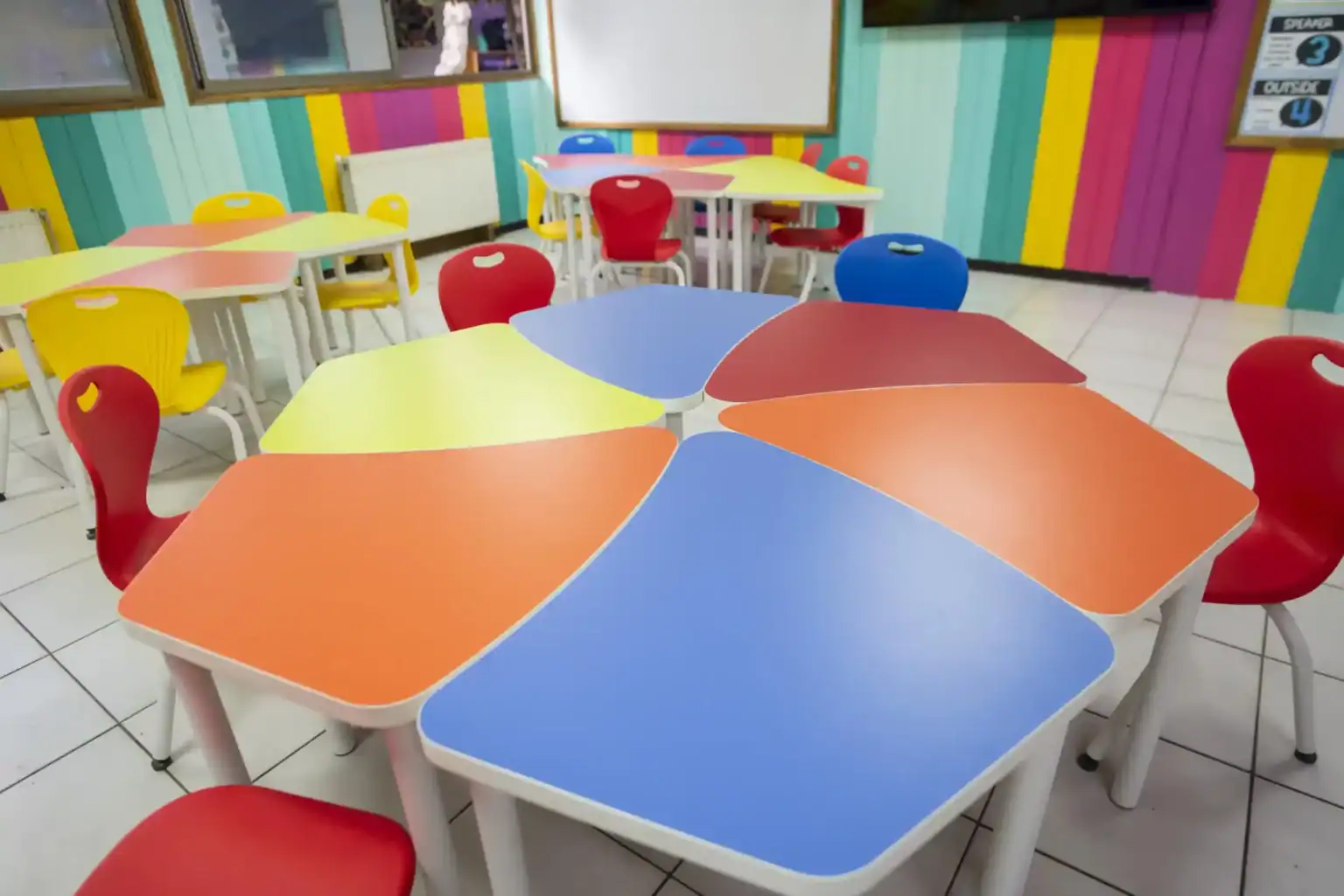 ワールドスクールの幼児教育のための明るいカラフルな教室家具。.