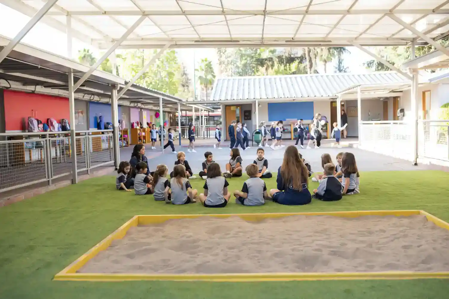 ワールド・スクールズ・キャンパスにある、幼稚園の子どもたちと遊び場がある明るい屋外学習エリア。.