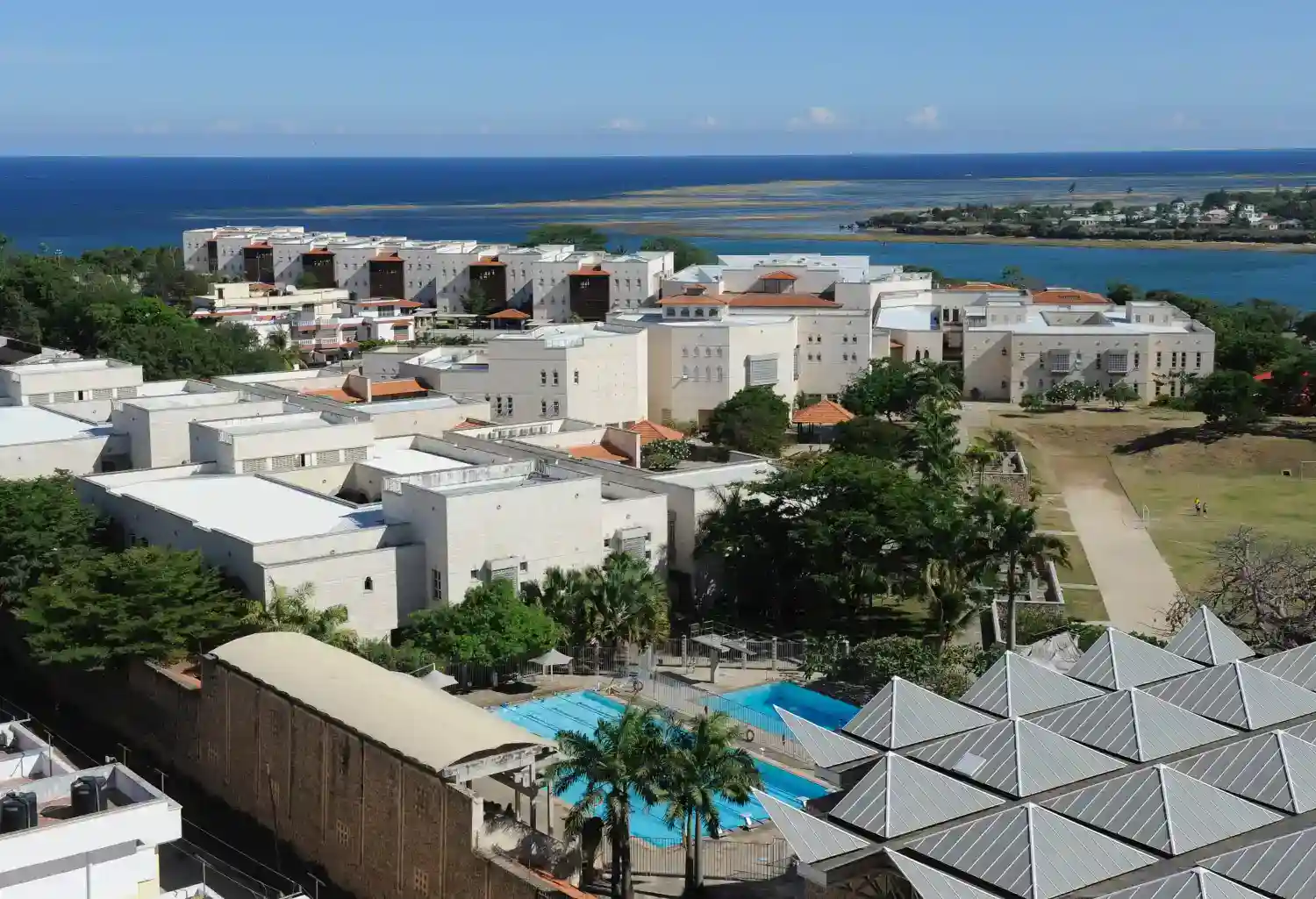 حرم جامعي ساحلي مشرق للمدارس العالمية مع مرافق حديثة وإطلالات على المحيط، مثالي لتعليم الطلاب الدوليين.