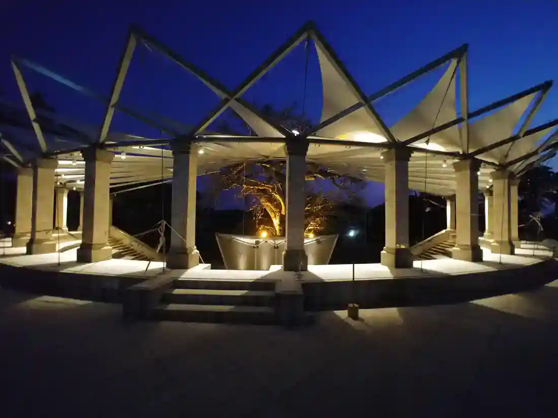 جناح حديقة إيكيو جاردن في الليل، تصميم معماري حديث، هيكل خارجي مضاء في الهواء الطلق، بيئة ذات مناظر خلابة للمناسبات.