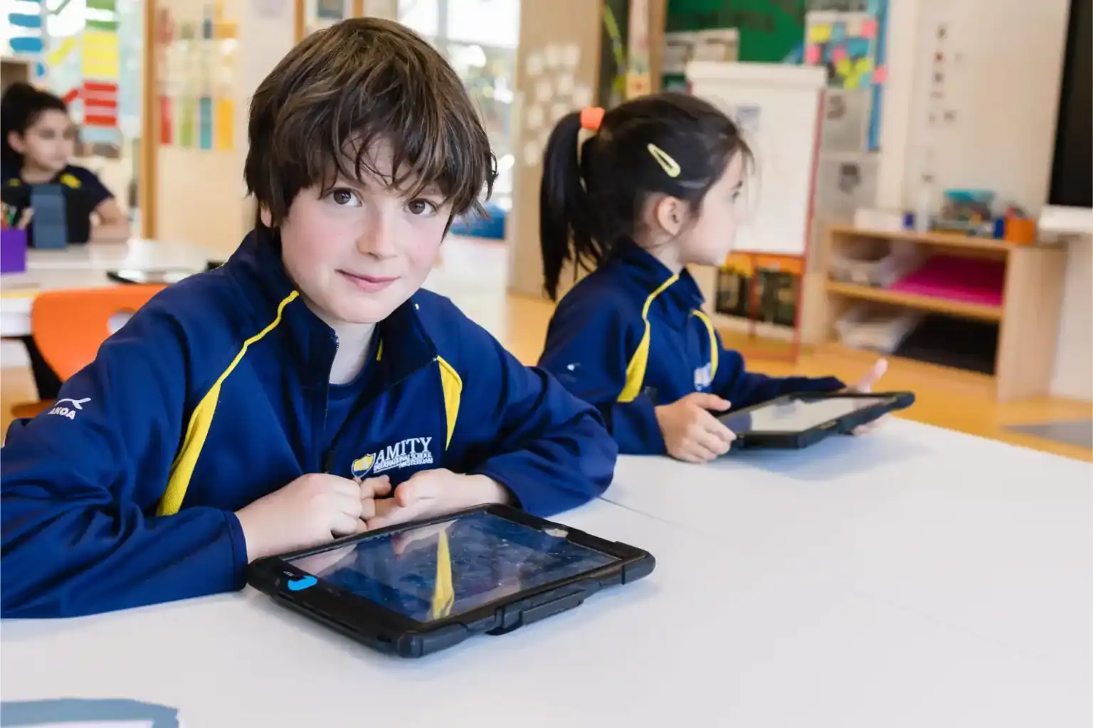 全球创新学校的学生在课堂上使用平板电脑进行现代教育。.