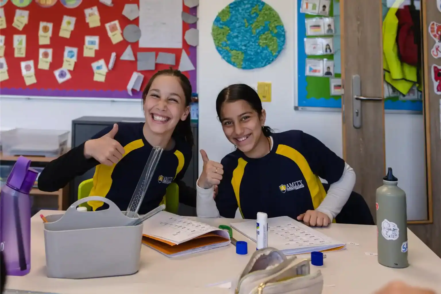 笑容灿烂的学生在世界学校做作业,获得最佳教育体验。.