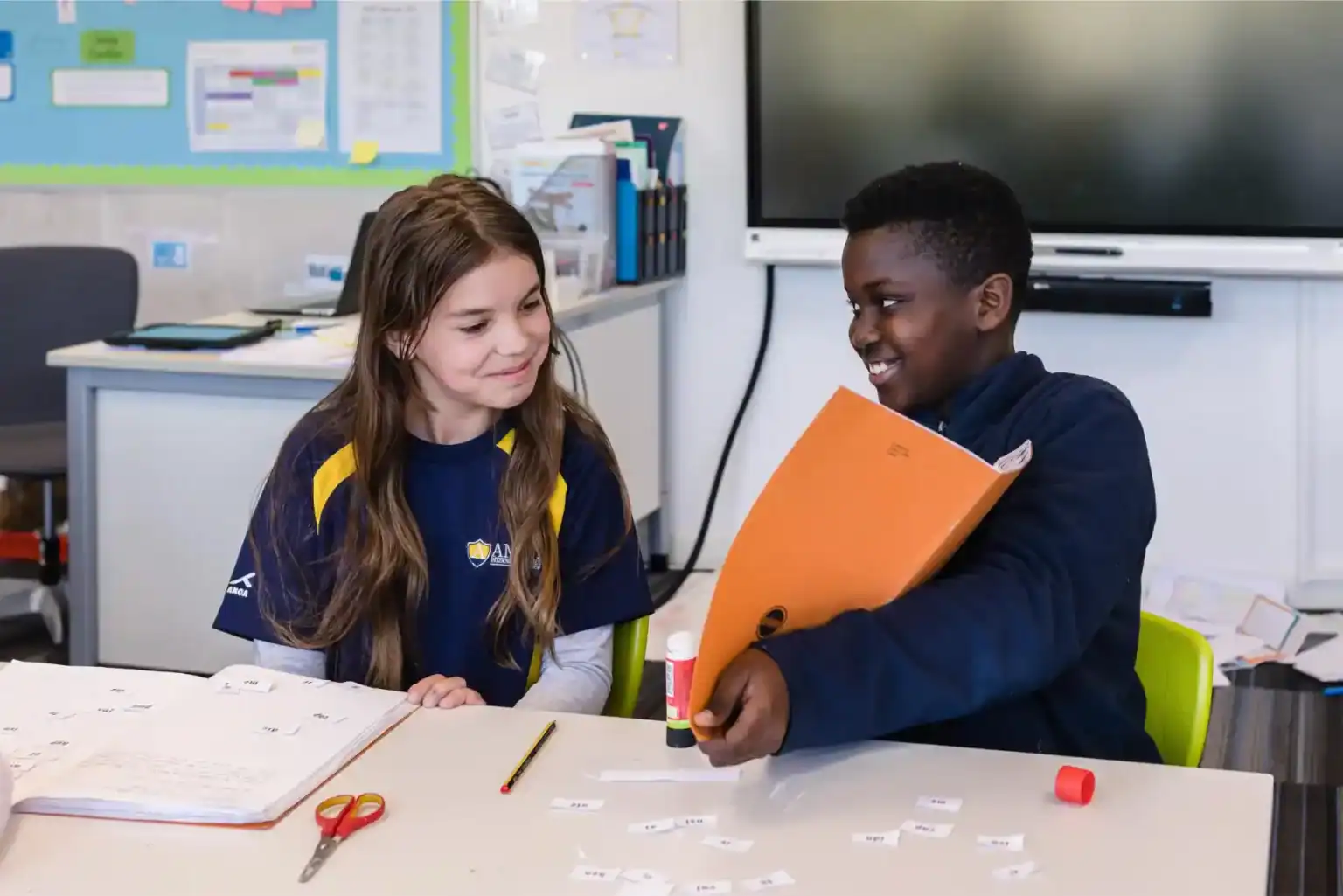 在全球教育的课堂上,来自不同国家的小学生进行合作。.