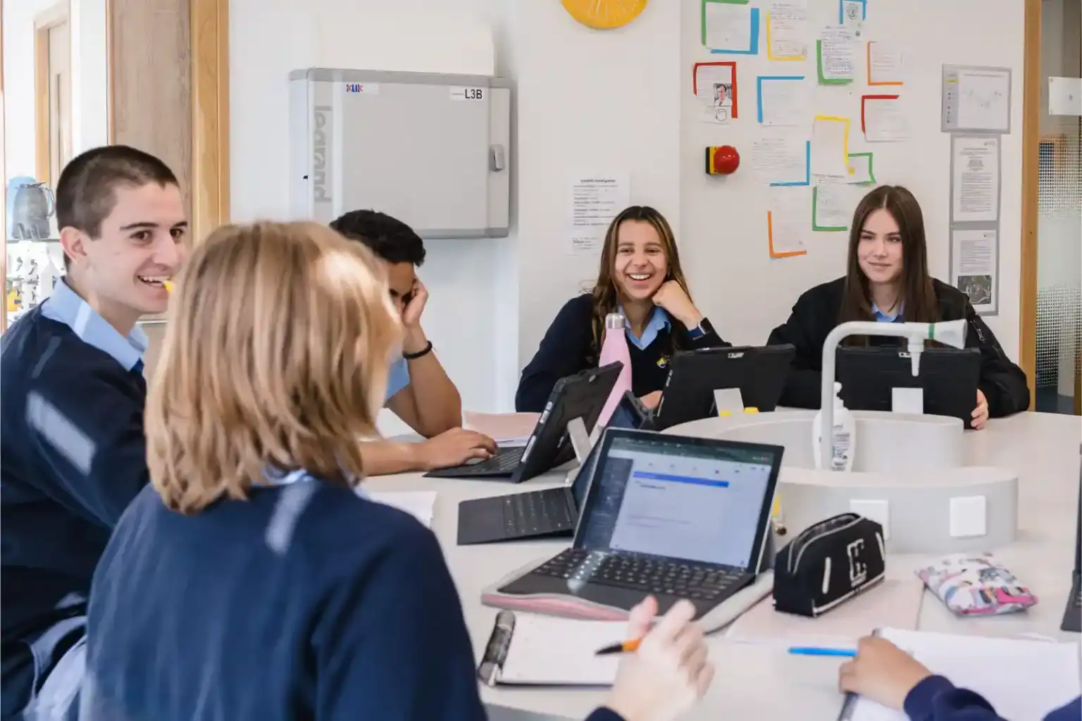 学生们在世界学校学院的现代化教室里开展合作,促进全球教育的卓越发展。.