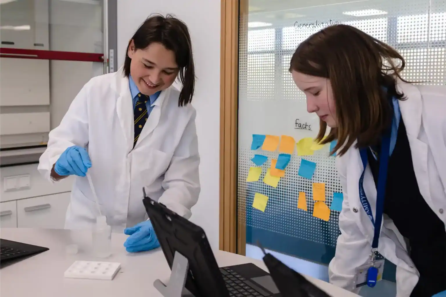 世界创新学校的学生在现代化的实验室环境中进行科学实验。.