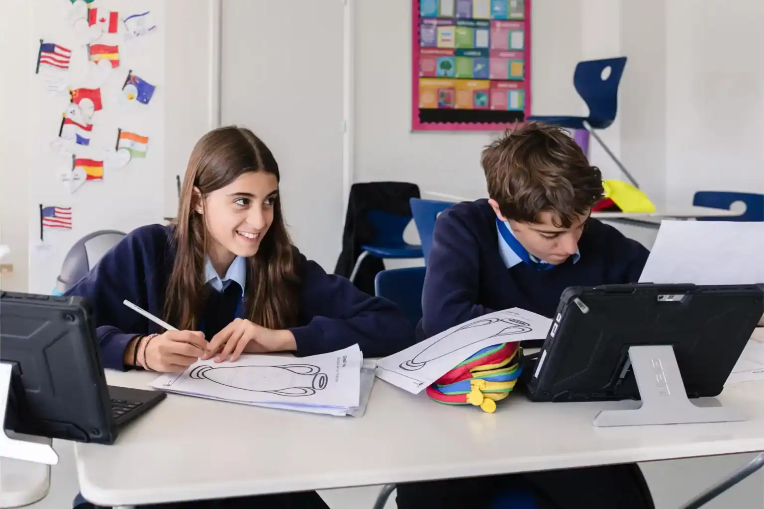 让学生在现代化的世界学校教室里做作业,支持卓越的全球教育。.