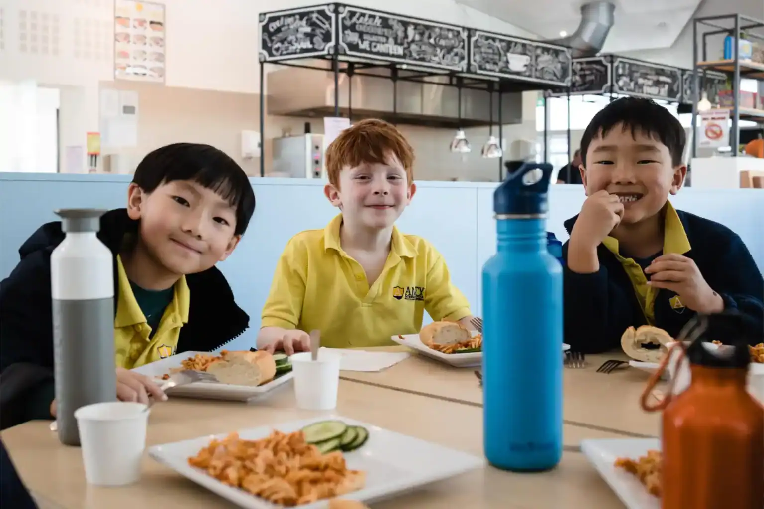 朝气蓬勃的学童在现代化的食堂环境中享用健康午餐。.