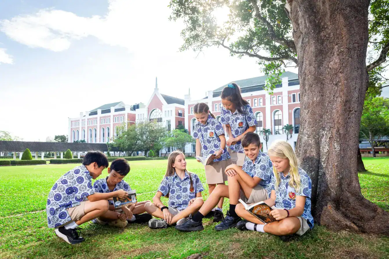 Involucrar a los alumnos en la lectura al aire libre en el campus de una escuela del mundo, haciendo hincapié en experiencias educativas internacionales de calidad.