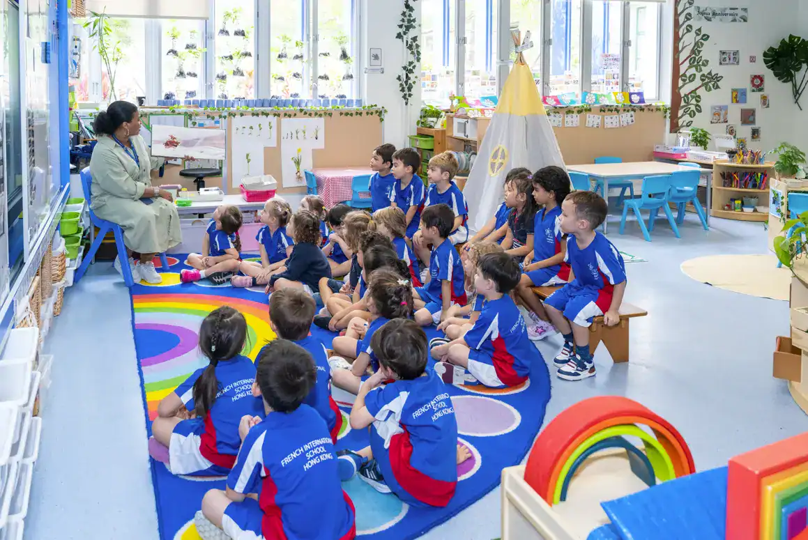 Aula infantil de un programa educativo de escuelas del mundo, en la que los alumnos participan en actividades de aprendizaje.