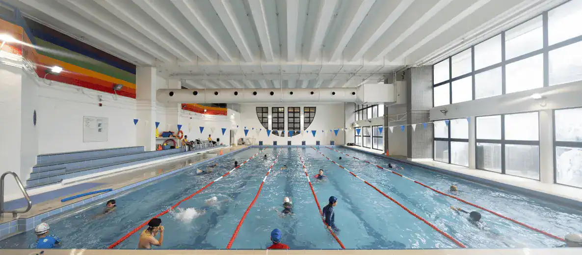 1. Moderna piscina cubierta en los Colegios del Mundo con niños nadando y aprendiendo.